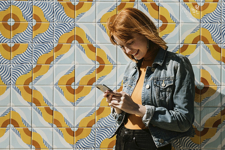 mulher-olhando-celular-aplicativos-para-organização-diária