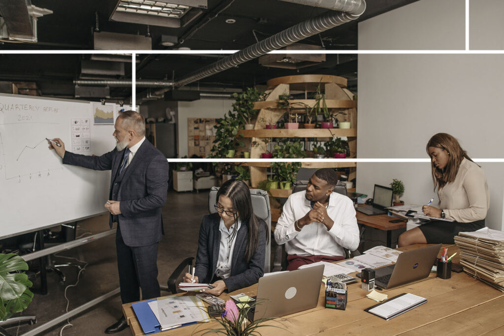 habilidades-de-um-líder-equipe-em-reunião